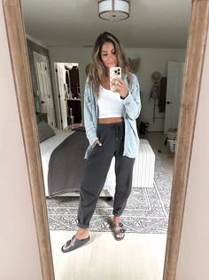 Mom Errands Outfit, Travel Jogger Outfit, Chill Mom Outfits, Joggers Travel Outfit, Joggers With Booties Outfit, Casual Jogger Outfits Women, Casual Summer Outfits For Work, Jogger Pants Outfit Winter, 30 Year Old Women