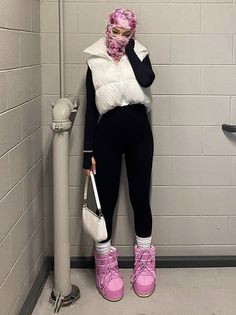 Poconos Outfit Winter, Baddie Moon Boots Outfit, Snow Tubing Outfit For Black Women, Ski Trip Aesthetic Black Women, Short Pink Moon Boots, Snow Bunny Ski Outfit, Snow Outfits For Women, Winter Fashion Looks, Cold Weather Outfit