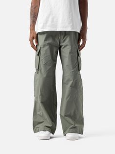 Buy the W3 Cargo Pants in BLACKTAILOR. Free worldwide shipping. Shop now at BLACKTAILOR. Cargo Pants Green, Daily Street Style, Pants Green, Body Proportions, Ideal Body, Oversized Silhouette, Street Style Looks, Baggy Fits, Different Fabrics