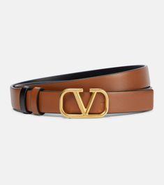 VLogo Signature 20 reversible leather belt in brown - Valentino Garavani | Mytheresa Brown Belt Outfit, V Logo, Glamorous Look, Luxury Belts, Hermes Belt, Designer Belt, Designer Belts, Belt Style, Reversible Belt