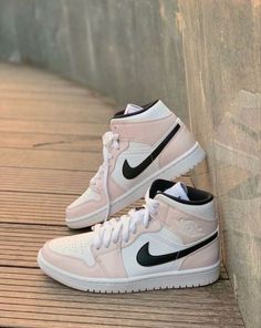 Jordan 1 Pink, Cute Jordans, Custom Air Jordan 1, White Basketball, Preppy Shoes, Pretty Shoes Sneakers, Shoes Free, All Nike Shoes, Cute Nike Shoes