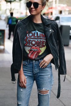 graphic tee and jeans Band Shirt Outfits, Stile Punk Rock, Band Tee Outfits, Neo Grunge, Tokyo Street Fashion, Outfit Jeans, Cooler Look, Tee Outfit, Tshirt Outfits