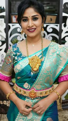 Mini Haram, Kerala Saree Blouse Designs, Beautiful Housewife, Blouse Designs High Neck, Blouse Designs Catalogue, Indian Bridal Hairstyles, Dark Colours, Traditional Indian Outfits