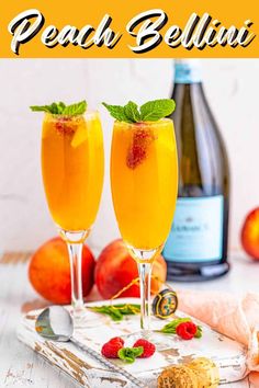 peach bellini Gin Och Tonic, Cocktail Prosecco, Peach Bellini Recipe, Campari Spritz, Peach Bellini Cocktail, Gin And Prosecco, Limoncello Cocktails, Bellini Cocktail, Bellini Recipe