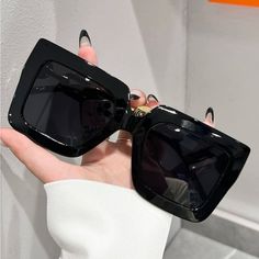 Beach Square Sunglasses For Women Color: Black Square Shades, Sunglasses Women Fashion, Moda Chic, Fashion Glasses, Stylish Sunglasses, Rectangle Sunglasses, Men Vintage, Beach Accessories, Retro Sunglasses