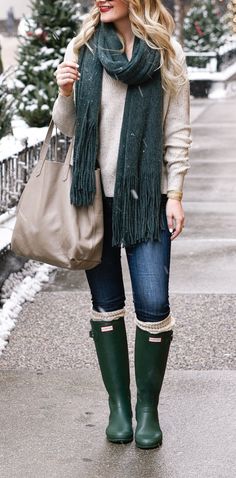 Green Hunter Boots and a jewel toned fringe scarf. Mode Style Anglais, Green Hunter Boots, Rain Boot Outfit, Hunter Boots Outfit, Dressy Jeans, Hunter Boot, Style Casual Chic, Outfits Dressy, Robes Vintage