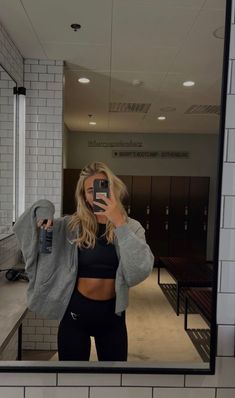 Comfy Cute Athletic Outfits, Sweatshirt Workout Outfit, Althetic Wear Outfits Fall, Black And White Workout Outfit, Aesthetic Athleisure Outfits, Where To Get Gym Clothes, It Girl Gym Outfits, Gym Fits Leggings, Gym Girl Outfits Aesthetic