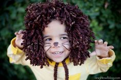 Easy last minute, no-sew kids Lion Halloween Costume at anightowlblog.com | #kids #halloween #costumes Lion Mane Diy, Homemade Animal Costumes, Last Minute Kostüm, Animal Costumes For Kids, Lion Halloween Costume, Lion Halloween, Lion Costume, Lion's Mane