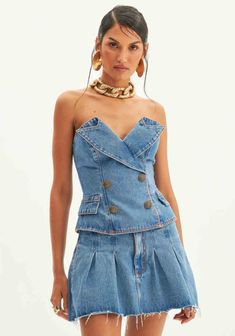 A blusa jeans corset deixa os ombros a mostra com decote tomara que caia com recortes em V. O fechamento é frontal em botões com detalhes dourados. A peça vai ser sua nova queridinha para compor looks ousados e estilosos. Aposte! Jeans Corset, Denim Design, Denim Women, Nice Dresses, Blue Denim, Blue, Design