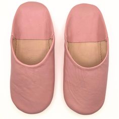 Leather Slippers Moroccan Babouche Slippers Moroccan Shoes Organic Slippers Leather Slippers Women Babouche Slippers Women Babouche Slippers Moroccan Slippers Sheepskin Slippers House Slippers Fluffy slippers Cozy slippers Moroccan Slippers (Babouche): Comfortable and Soft Leather Slippers to Slip On These incredibly comfortable leather slippers are natural, breathable, and will mold to the shape of your feet. They're perfect for relaxing in the morning and evening after a long day at work. Idea Slippers Sheepskin, Moroccan Pink, Moroccan Shoes, Slippers Fluffy, Moroccan Slippers, Babouche Slippers, Cozy Slippers, Fluffy Slippers, Sheepskin Slippers