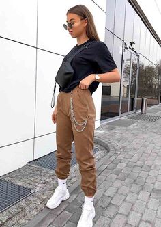 Brown Cargo Pants Outfit, Jogger Pants Outfit Women, Outfit Ideas Cargo Pants, Cargo Pants Women Outfit, Joggers Outfit Women, Brown Pants Outfit, Jogger Outfit, Cargo Pants Outfit Women, Cargo Pants Outfits