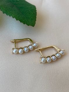 "14K 18K Gold Pearl Bar Earrings-Freshwater Pearl Gold Huggie Earrings-Natural Tiny Five Pearl Gold Bar Earrings- Wedding and Engagement Gift MATERIAL SPECIFICATIONS Stock Code: Z098480 Metal : 14K 18K Solid Gold Color: Yellow gold, Rose gold, White gold. Pearl Color : White THE WEIGHT OF OUR PRODUCTS MAY VARY + - 10% GR WHY OUR PEARL JEWELRY? The elegant and timeless pearl jewelry by BirinciJewelry is a musthave in every person's wardrobe. Natural pearls bring out your elegance and beauty. From Luxury Pearl Earrings For Diwali Gift, Luxury 22k Gold Temple Style Pearl Earrings, Luxury 22k Gold Temple Jewelry Pearl Earrings, Small Earrings Gold, Pearl Earrings Designs, Gold Necklace Wedding, Mangalsutra Design, Neck Pieces Jewelry, Gold Earrings Models