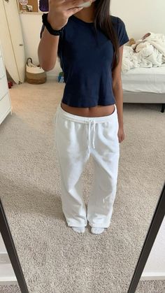 White Pants For Woman, School Outfits Inspo Summer, Stockholm Comfy Outfits, Outfits To Wear To A Friends House, Summer Clothes For School, Simple School Outfit Ideas, Cute Winter Shoes For Women, Stolkhome Outfits, Girly Summer Outfits Casual