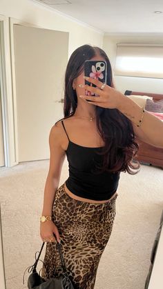 🫶🏻 Leopard Print Summer Dress, Outfit Inspo New Year, How To Style Cheetah Skirt, Leopard Outfits Aesthetic, Leopard Print Long Skirt Outfit, Outfit With Leopard Skirt, How To Style A Leopard Skirt, Leopard Print Skirt Outfit Summer, Long Cheetah Skirt Outfit