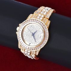 Cette montre incroyable est une montre exclusive de VVS Jewelry !
On dirait une montre à 30 000 $. Il est entièrement recouvert de plus de 17 carats de véritables cristaux tchèques. L'ensemble du cadran, de la lunette, du boîtier et du bracelet est glacé. Le cadran comporte également des pierres fantaisie taillées en baguette. La montre est fabriquée en métal allié et dispose d'un verre minéral. À l'intérieur, il est alimenté par un mouvement à quartz japonais pour un chronométrage fiable.
Diama Vvs Jewelry, Czech Crystal, Michael Kors Watch, Quartz Movement, Gold Watch, Time Piece, Silver Color, Bracelet Watch, Gold Color