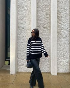 Istanbul Outfits, Ootd Casual Chic, Striped Top Outfit, Striped Sweater Outfit, White Sweater Outfit, Satin Skirt Outfit, Blazer Outfits Casual, Turtleneck Outfit, Leather Pants Outfit