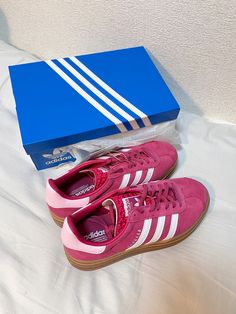 Hot Pink Adidas, Adidas Sambas Pink, Black And Pink Sambas, Sambas Colourful, Adidas Samba Pink, Sambas With Pink Laces, Adidas Gazelle Pink