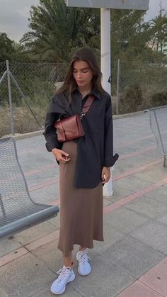 Stylish Office Outfits Women, Stylish Office Outfits, Silk Slip Skirt, Silk Clothing, Office Outfits Women, Stylish Office, Looks Street Style, Skirt Midi, Slip Skirt