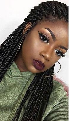 Quem quer deixar as boxbraids com um toque mais delicado pode apostar no semi-preso com os fios presos no baixo (Foto: Instagram @bestboxbraids) Faux Loc, Big Box Braids, Jumbo Box Braids, African Hair Braiding Styles, Long Box Braids, Braided Hairstyle, Bohemian Hairstyles, Box Braids Styling, Black Makeup