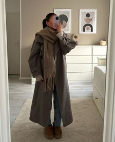 women's coat
winter outfit
long coat Old Money Winter, University Outfits, Mantel Outfit, Nyc Winter Outfits, Winter Date Night Outfits, Nyc Outfits, New York Outfits, Looks Pinterest, Skandinavian Fashion