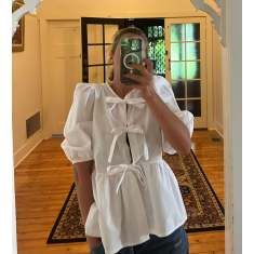 White Bow Blouse, Bow Tops Outfit, Outfit Corset, Italian Summer Outfits, Bow Tie Top, Blouse With Bow, Bow Tie Shirt, Summer 2024 Fashion, Thrift Flips