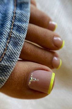 Pedicure Yellow, Neon Toe Nails, French Nails Design, Glitter Toe Nails, Simple Toe Nails, Feet Nail Design