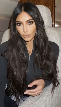 Kim K Dark Hair, Kim K Outfits, Karjenner Family, Kardashians House, Kylie Jenner Street Style, Celebrity Makeup Looks