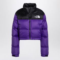 Purple nylon cropped down jacket from The North Face, featuring a high collar, a zip front fastening, an embroidered logo on the chest and back, two front zipped pockets and a drawstring at the bottom.Model wears size S Model measurements: Height: 180 cm Chest: 85 cm Waist: 66 cm Hips: 89 cmFabric I: 100% Nylon / Padding: 90% Down - 10% Feather Lila The North Face Jacke, Purple North Face Puffer, North Face Cropped Pink, The North Face Jacket Purple, The North Face Purple Long Sleeve Outerwear, Face Down, Un Logo, High Collar, S Models