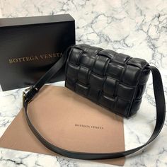 Botegga Venetta Bags, Casette Bag, Fall Street Styles, Bottega Veneta Padded Cassette Bag, Cassette Bag Bottega, Doudoune The North Face, Padded Cassette Bag, Bottega Veneta Jodie, Bottega Veneta Cassette