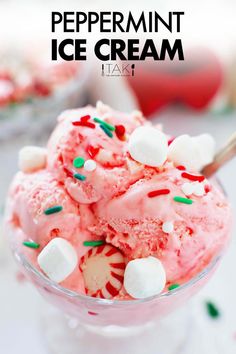 A clear glass bowl with three scoops of peppermint ice cream topped with marshmallows and green, white and red sprinkles. Peppermint Ice Cream Recipe, Kiss Cookie, Peppermint Ice Cream, Making Homemade Ice Cream, Homemade Vanilla Ice Cream, Ice Cream Popsicles, Cream Desserts, Ice Cream Recipe