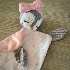 doudou lange pingouin réalisé en crochet pour la tête et les pattes, et un carré de tissus pour le corps. Fait main. Crochet Pull Toy, Crochet Bebe, Double Gaze, Pull Toy, Crochet Toys Patterns, Crochet Dolls, Stuffed Toys Patterns, Crocheted Item