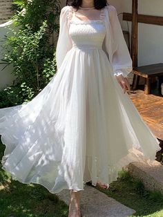 Model Show Simple White Dress With Sleeves, Fancy White Dresses, Vestidos Blancos Aesthetic, Flowy Dress Aesthetic, Winter Core, White Dress Women, Baptism Dresses, White Flowy Dress, Party Gown Dress