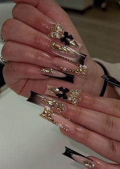 Unique Birthday Nails, Rich Looking Nails, Black And Gold Bling Nails, Long Nails Ideas Square, Black Long Nails Ideas, Gold Baddie Nails, 15 Nails Ideas