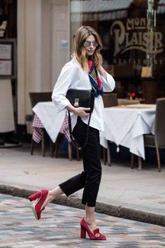 Fall Street Style fashion week Casual Chique Stijl, Pumps Outfit, Outfit Elegantes, Walking Down The Street, Street Style Fall Outfits, Style Casual Chic, Heels White, Outfit Red, White Outfit