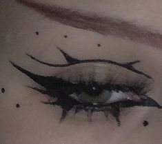 Heavy Eyeliner Makeup, Alt Graphic Liner, Alt Eyeliner Styles, Graphic Eyeliner Goth, Cool Eyeliner Designs, Edgy Eyeliner, Heart Eyeliner, Cool Eyeliner, Emo Eyeliner