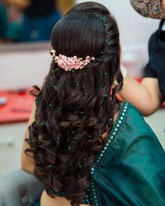 Hairstyle for function ❤️ Front Hairstyle For Traditional Saree, Hair Styles For Sarees Indian Wedding, Marriage Hair Styles, Hairstyle For Reception Bridal, Reception Hairdo For Bride, Haïr Style For Saree Open Hair, Wedding Hairstyles For Short Hair Indian, Hair Styles For Marriage, Indian Reception Hairstyles