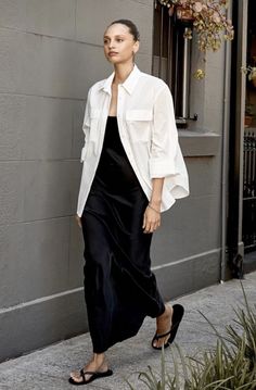 - Check more at https://howcandothis.com/womenstyle/148937/ Old Money Capsule Wardrobe, Essentials Outfit, Black And White Outfit, Capsule Wardrobe Essentials, White Dress Shirt, Summer Set, 가을 패션