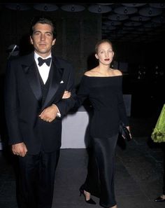 Carolyn Bessette, New Yorker, Style Icon, 90s Fashion, Women's Pumps, Autumn Winter Fashion, Style Icons, Black Fashion