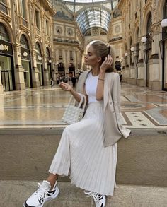 Blue Skirt Outfits, Ivory Outfit, Rome Outfits, White Skirt Outfits, Spring Skirt Outfits, White Long Skirt, Elegant Outfit Classy, Long Skirt Outfits, Skirt And Sneakers