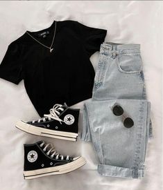 Ways To Style High Top Converse, Cute Outfits With Black Converse, How To Style Black Converse, Dark Clothes Aesthetic, Outfits With Black Converse, Cute Converse Outfits, Clothes Aesthetic Summer, Simple Korean Outfits, Black Converse Outfit