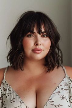 Short Hair Round Face Plus Size, Short Hair Plus Size, Girl Hair Styles, Festival Hairstyles, Bob Hairstyles For Round Face, Subtle Blonde Highlights, Elegant Updos, Bangs For Round Face, Bella Hair