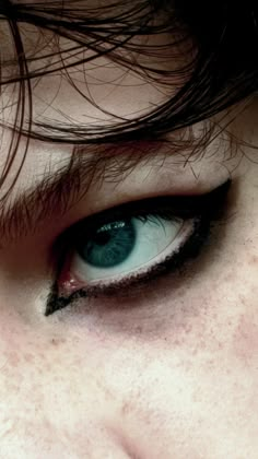 Back Eye Makeup, Men Wearing Eyeliner, Emo Makeup For Men, Man With Eyeliner, Emo Makeup Men, Emo Makeup Hooded Eyes, Rock Eyeliner Men, Guy Eye Makeup, Male Emo Makeup