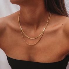 Layers of gold necklaces with different chain combinations. Subtle Jewelry, Easy Necklace, Herringbone Necklace, Layered Necklace Set, Neck Jewellery, Waterproof Jewelry, Gold Necklace Layered, Layered Jewelry, Rope Necklace