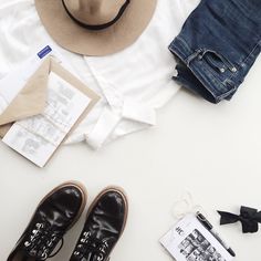 What to pack for a Day Trip: Sightseeing Essentials! Mini First Aid Kit, Mini Umbrella, Boot Cut Leggings, Classic Heels, Fashion Images, Day Bag, What To Pack, School Fashion, Chanel Ballet Flats