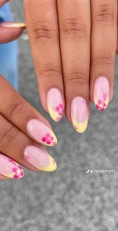 15 Best Beach Themed Nails Ideas For a Stylish Summer Look | Beach Nails Aesthetic Busy Nails, Greece Inspired Nails, Hawaii Nails, Teen Nails, Cute Simple Nails, Her Nails, Simple Acrylic Nails