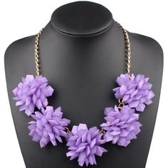 Highlight your neck with a piece typical of a true queen. Plastic flower necklace, linked on an elegant chain, in multiple colors. Drag Queens love our necklaces! Materials: Zinc alloy Chain Type: Link Chain Style: Flowers Weight: 125g Length: 19,7"+2,7" (50cm+7cm) Statement Necklace