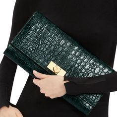 Crocodile-print leather clutch bag with stitching in the middle, custom central fastening, chain shoulder strap and inner card slots. Elegant Rectangular Clutch With Crocodile Pattern, Elegant Rectangular Crocodile Pattern Clutch, Elegant Formal Clutch With Crocodile Pattern, Formal Leather Clutch With Crocodile Pattern, Evening Clutch With Crocodile Pattern, Elegant Evening Clutch With Crocodile Pattern, Elegant Rectangular Wallet With Crocodile Pattern, Elegant Wallet With Crocodile Pattern, Chic Evening Clutch With Crocodile Pattern