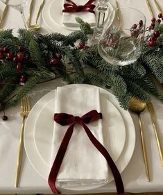 Diy Baskets, Christmas Dreaming, Christmas Dinner Table, Christmas Dinner Party, Hosting Christmas, Christmas Decor Inspiration, Classy Christmas, Christmas Themes Decorations, Porch Christmas