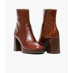 Un Boots En Cuir Cognac Fabriqué Avec Le Plus Grand Soin. Un Boots Femme À Bout Carré Réalisé En Cuir Vintage Légèrement Brillant, Posé Sur Une Semelle Plateforme Au Coloris Acajou Et Un Talon Flare. Entièrement Doublé Cuir Il Possède Une Semelle Intérieure Cuir Dotée D’une Fine Mousse. Ce Boots Ultra Confortable Ajoutera Une Touche Rétro À Tous Vos Looks. Son Cuir Vintage Est Un Cuir D'aspect Vieilli Qui Se Patine Avec Le Temps, Un Cuir Brillant Qui Affiche Un Aspect Plus Ou Moins Froissé, Don… Academia Outfits, Swag Shoes, Vintage Boots, Dream Shoes, Fitness Inspo, Cute Shoes, Style Me, Fall Outfits, Fashion Beauty