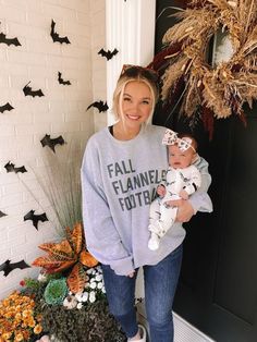 🍂🤩✨ Shop This Sweatshirt $30 >> https://shopthemint.net/3coMghG Crewneck Outfits, Fall Graphic Tees, Cowgirl Halloween, Football Graphic Tee, Mom Fall, Fall Flannel, Fall Graphic, Outfit Halloween